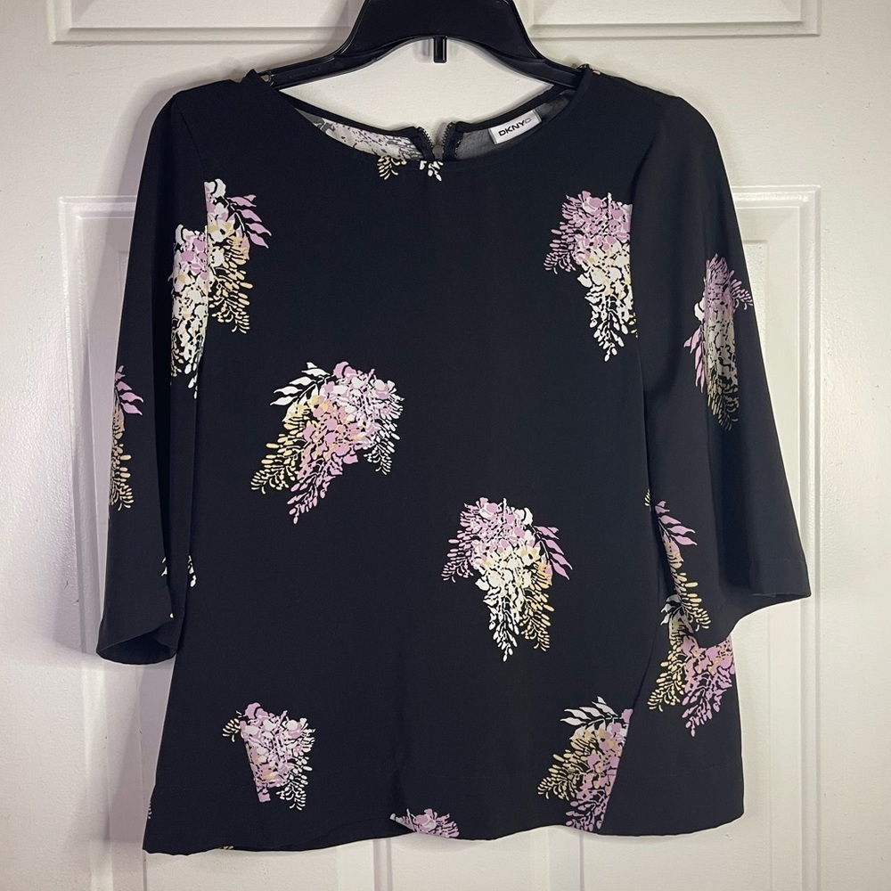 DKNYC floral blouse  in black and pink.  Has zipper in the back‎